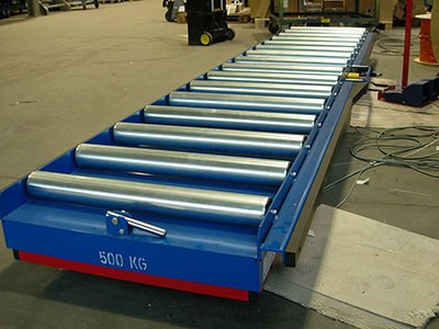 Hubtisch mit aufgebauter Fördertechnik